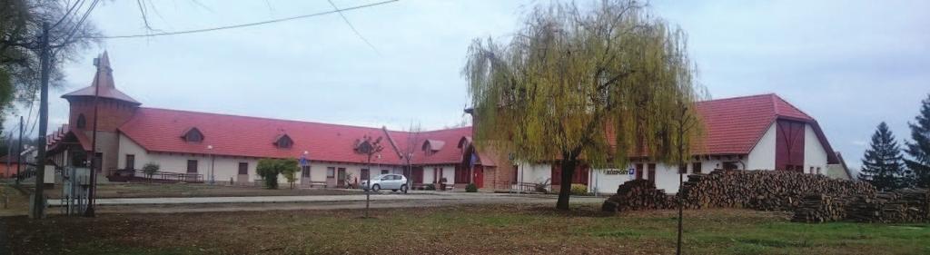 Jó példák 63 Javaslatok: - Tetősíkban tökéletesen illeszkedő napelemek, színben, felületben is a lehető legkevésbé feltűnő megoldás.