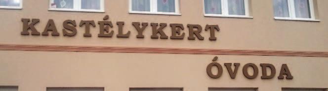 A felirat stílusa, betűtípusa, sajátos kialakítása figyelemfelkeltő, magára vonzza a tekintetet.