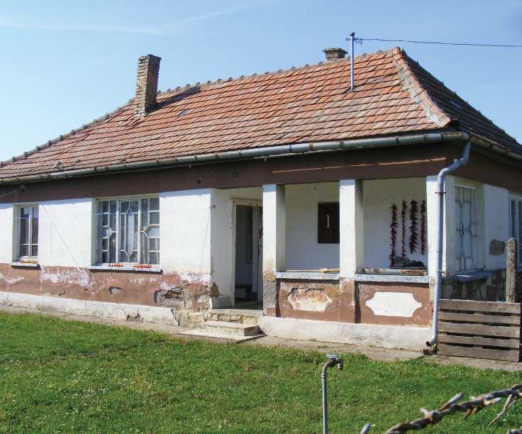 Népi építészet - lakóházak A háromhelyiséges, szoba-konyha-kamra, szoba-pitvar/kéményalja-kamra, szoba-konyha-szoba beosztású. Ezeket más néven soros alaprajzú házaknak is hívták.