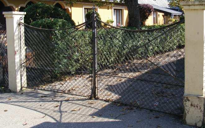 Innen kiindulva előnyös, ha a ház tövében élénk színű virágok nyílnak, színek szerint vegyítve.