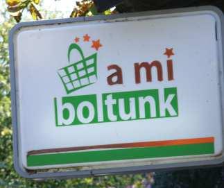 Az utcaképet nagymértékben meghatározza a hirdetőtáblák, reklámfelületek megjelenésének módja.