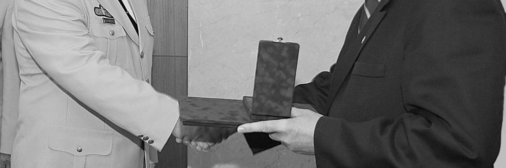 Pintér Sándor belügyminiszter a rendvédelem területén végzett több évtizedes kimagasló szolgálati tevékenysége és nyugállományba vonulása alkalmából a Köz Szolgálatáért Érdemjel arany fokozatát