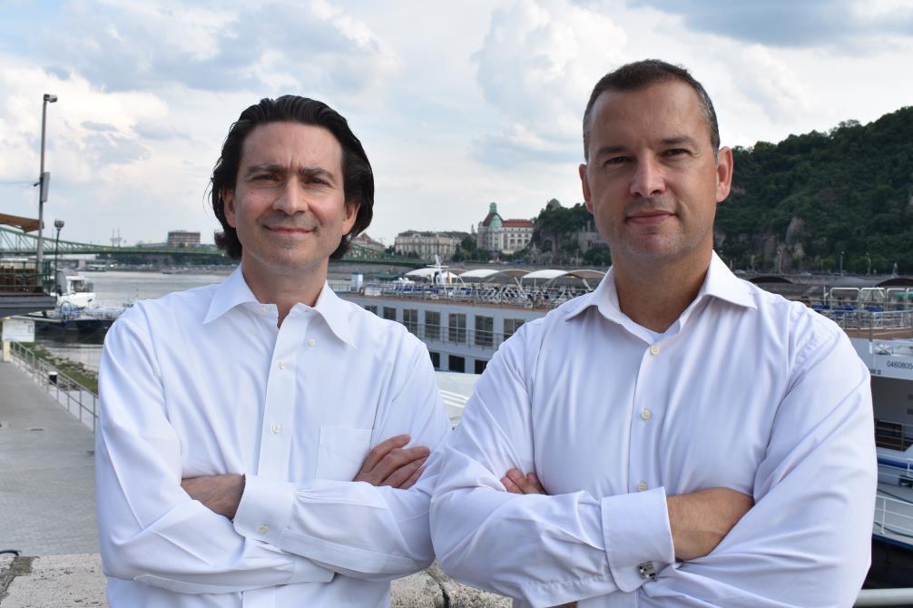 Gregor Bernadett magyar színésznő, popénekes, Gregor József operaénekes lánya. Az Új Színház tagja, jellegzetes hangú és eleganciájú színésznő.