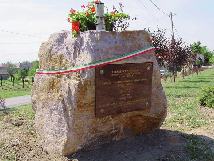 URÁNBÁNYÁSZ EMLÉKKŐ A TELEPÜLÉS EMLÉKPARKJÁBAN Az emlékkő felirata: URÁNÉRCBÁNYÁSZAT BAKONYAI BÁNYÁSZOK EMLÉKÉRE 1955-1987. A KÖZSÉG TERÜLETÉN MŰKÖDÖTT AKNÁK TÁRÓK II. SZÁLLÍTÓAKNA MÉLYSÉGE: 138 m II.