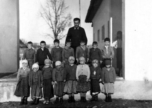 Lészpedi lépések oktatásra kialakított és jól felszerelt szakteremben fogadja népes gyermeksereg a hivatalos látogatásra érkező Szili Katalin és Bogdán Olteanu elnököket.