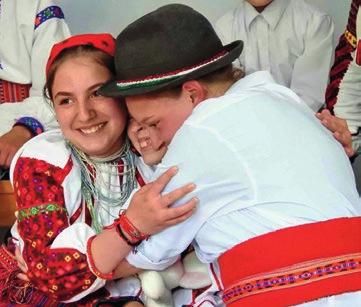 A legmosolygósabb, a legszebben beszélő, a leghosszabb történetet mondó, a legarchaikusabb mesélő, a leghalálibb mese elmondói külön jutalomban részesültek, amit boldogan vettek át.