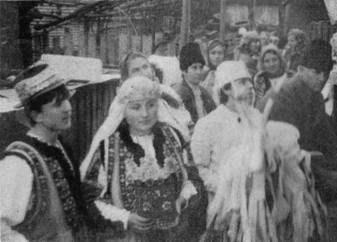 Erre a rétegre azonban új szülőföldjükön, a román többségű Moldvában olyan új szokások épültek, amelyeket a csángók már a szomszédos románságtól vettek át.
