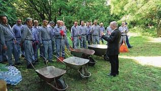 Jóvátételi munkán dolgoztak a fogvatartottak a Kecskeméti Református Temetőben Szombat reggel van, süt a nap, mégis kicsit minden más, mint máskor.
