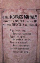 A szerető család, néhány búcsúzó sorral, esetleg verssel emléket állított halottjáról.