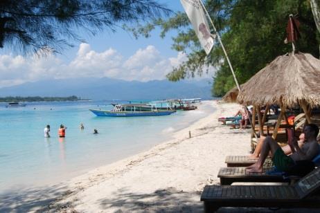 Különösen kedvelt úti cél az északnyugati partoknál fekvő három korallsziget: Gili Air, Gili Meno és Gili Trawangan, amelyek a fürdőzés,