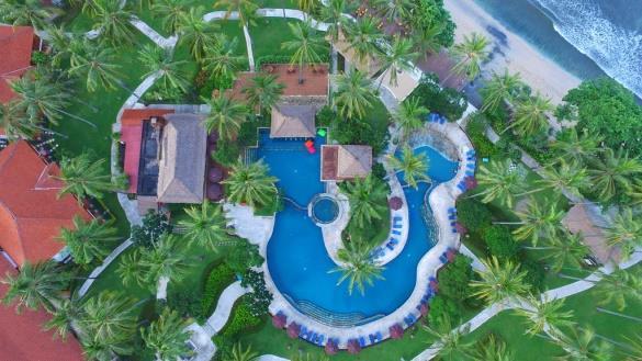 A tengerparti Holiday Resort Lombok szálláshelye a Senggigi strand