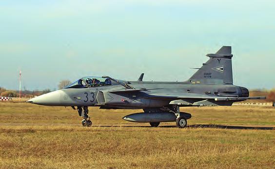 Nemzetközi haditechnikai szemle 17. ábra. Magyar Gripen géppár kötelékrepülése (K.I.) 18. ábra. Infracsapdavetés az egyik magyar Gripenről (B.L.) 19. ábra. Magyar Gripen harci repülőgép 27 mm-es Mauser gépágyúját működteti (B.
