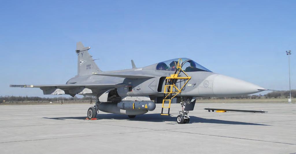 Nemzetközi haditechnikai szemle 21. ábra. A Gripen törzs alatti, jobb oldali tartójára függesztve látható a Litening lézeres célzó és navigációs konténer (B.L.) kedvező körülmények között 10-15 km indítási távolságot lehet megvalósítani.