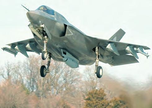 Ezek terhelhetősége az F 35A és C verzió esetén bentről kifelé: 2272 kg, 1136 kg, illetve 136 kg. Az F 35B esetében: 2272 kg, 682 kg és 136 kg.