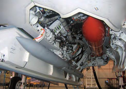 F 35 B nyitott és feltöltött fegyvertérrel, illetve felszálló helyzetbe állított fúvócsővel és nyitott ventilátorajtóval (Makett: Szrna István) tótávolságú légiharc-rakéta a költségek miatt