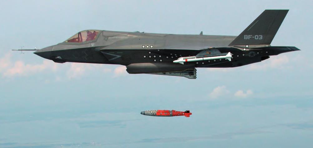 Nemzetközi haditechnikai szemle 28. ábra. Az F 35 bombákkal és rakétákkal feltöltött, nyitott fegyverkamrákkal majd JSF programban ezzel szemben megelégedtek az ún.