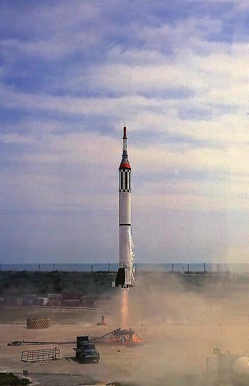 A Mercury Redstone és a Mercury Little Joe 1 : 48 méretarányú makettje a készítő, Vadász László műhelyében az ember űrrepülésének főpróbáját tervezték.