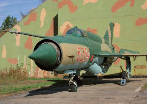 Haditechnika-történet 19. ábra. MiG 21-es repülőgép egy pápai betonfedezék előtt sunkkal nagyban hozzájárultunk a hadosztály pozitív osztályzatához. Úgy is lehet mondani, hogy nem kaptunk kettest.