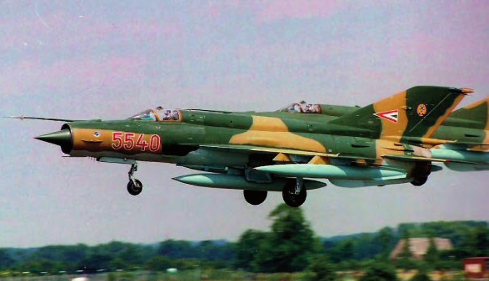 Haditechnika-történet 20. ábra. MiG 21bisz repülőgép-kötelék felszállás közben mány pótlására gyakran a DOSZAF-ból (Önkéntes Szovjet Légiflotta) hívtak be hajózókat.