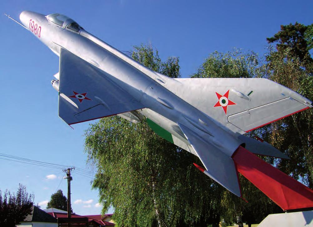 Haditechnika-történet 20. ábra. MiG 21 F 13-as harci repülőgép egy kiállított példánya (Fotók: a Szerző és Baranyai László gyűjteményéből) üzemmódja 4 g gyorsulásig jónak bizonyult.