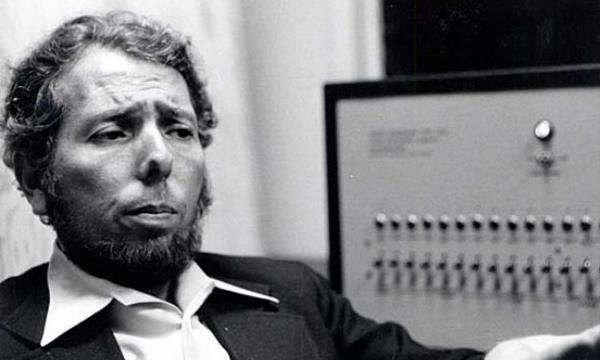 IV/2. A Milgram-kísérlet Milgram 1963-as kísérlete (Eichman pere után): Arra kérte a kísérleti személyeket, hogy segédkezzenek egy a Yale-hez köthető tudományos