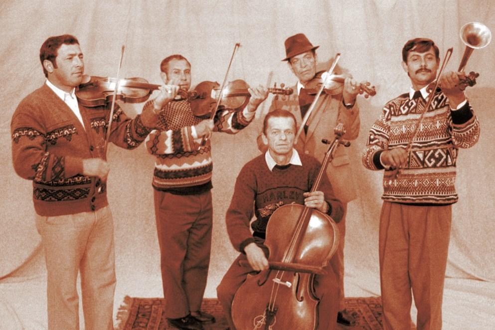 elterjedt, egyenes húrtartó lábú háromhúros brácsán játszott. Bátyjától, Haraga Augustintól tanult kontrázni.