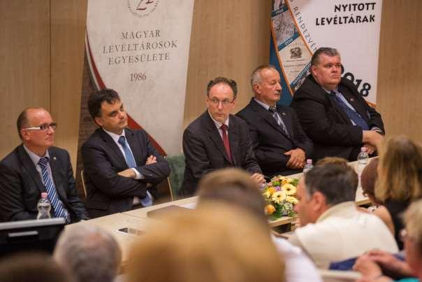 Szakmai beszámoló a Magyar Levéltárosok Egyesülete pécsi vándorgyűléséről 2018. július (8) 9-11.