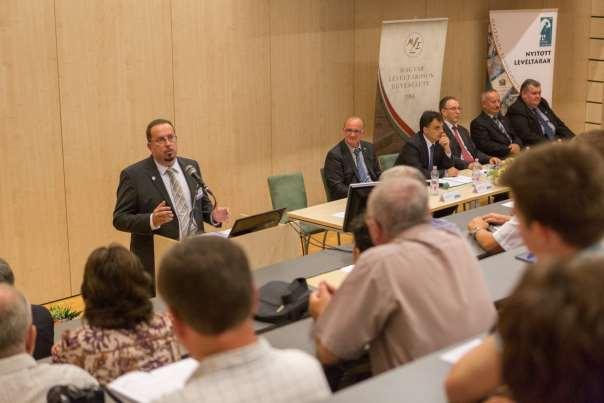 Az előadásokat követően kapcsolódva mind a nyilvánosság, mind a