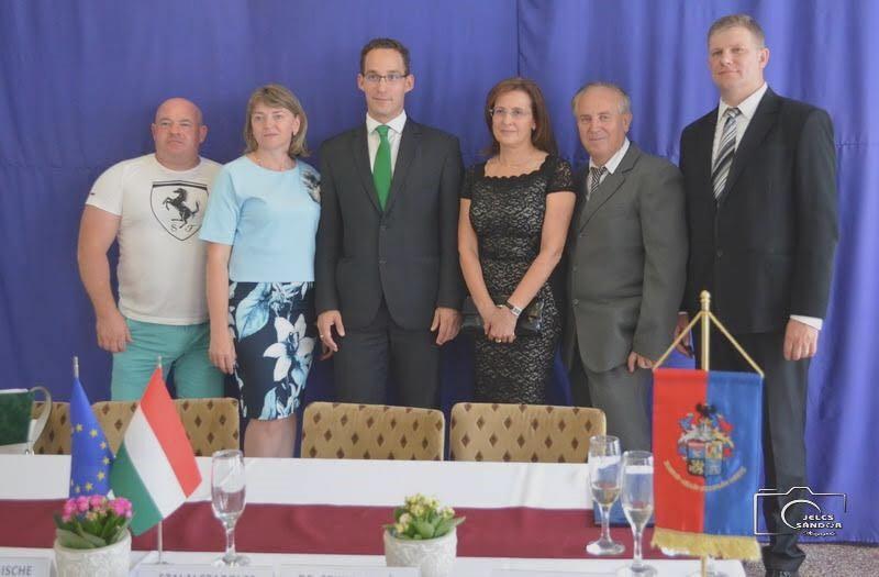 Kincseshomok vagy Homok (ukránul Холмок (Holmok/Kholmok)) falu Ukrajnában, Kárpátalján, az Ungvári járásban található. Közigazgatásilag hozzá tartozik Ketergény, Koncháza és Minaj települések is.
