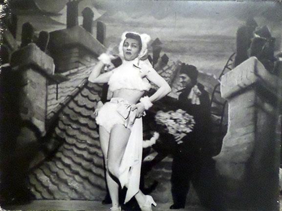 31. kép: Szerelem a pesti háztetőn. Moulin Rouge, 1942. dec. VGY Hasonló elem volt látható a Tejcsárda képben (32. kép). A szám hat pólyásnak öltöztetett lány táncával végződött.