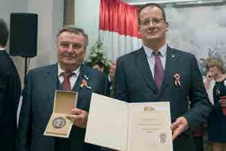 A Kertészeti Egyetemen végzett Budapesten 1973-ban, mint kertészmérnök, növényvédő szakmérnök.