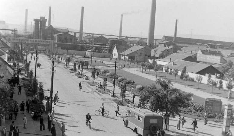 Ezek a nagyarányú építkezések bontották meg a történeti jelentőségű, óváros struktúráját, melynek következtében a területen ma egyszerre találkozhatunk paneles, házgyári technológiával épült
