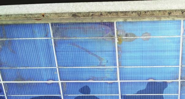 Az elektroluminiszcencia-felvételen (6. ábra) megállapítható, hogy a törött cellák a forró pontok közelében helyezkednek el. Ezek közép- vagy hosszútávon magas hozamcsökkenéshez vezetnek.