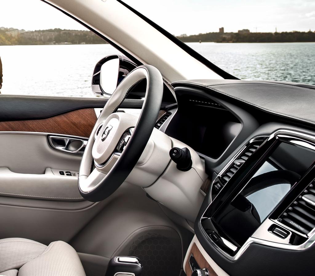 BELÜL TÁGASABB 09 A vadonatúj XC90-ben különleges élmény az utazás attól a pillanattól kezdve, hogy az ember kézbe veszi a gondosan megformált távvezérlőt.