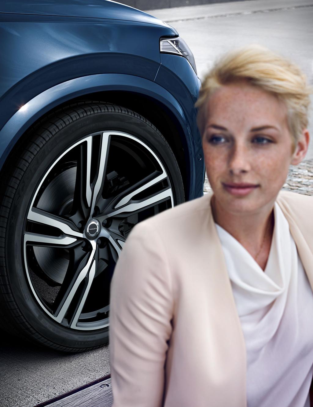 A szembetűnőtől a diszkrétig, az elegánstól a sportosig a kerekek megválasztásával sokféle egyedi vonást adhat XC90-ének. Kilép a rivaldafénybe, vagy inkább a visszafogottság varázsát választja?