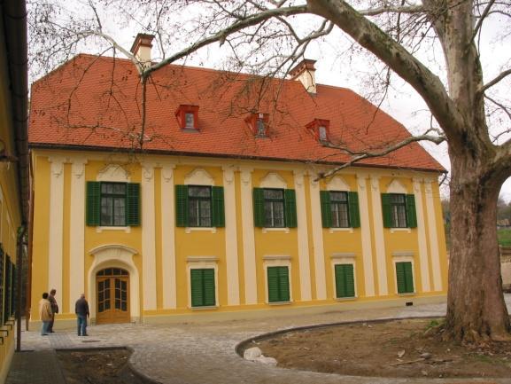 Ekkor kapták a homlokzatok neobarokk formájukat, s ez időben kapta helyben ma is használt nevét: hercegi kastély. A kastélyban a II. világháború végéig lakott a hercegi család.