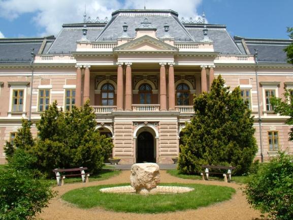 A ma is álló gazdasági épületek közül Apponyi József idejében épült a borpincészet ma Apponyi-pincészet épületegyüttese is.