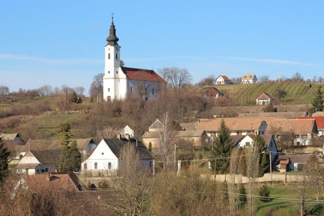 A templomok, kápolnák, valamint a kisebb léptékű kálváriák, utcai kápolnák, feszületek és szentek szobrai nem csak az itteni városok, falvak vallásos lakóinak életében töltenek be fontos szerepet,