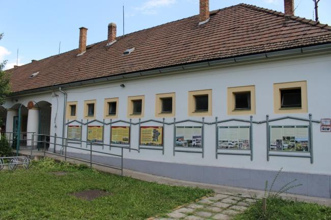 udvara tájékoztató táblás tanösvénnyel szabadtéri madárvédelmi mintakertként szolgálja az oktatást, szemléletformálást.