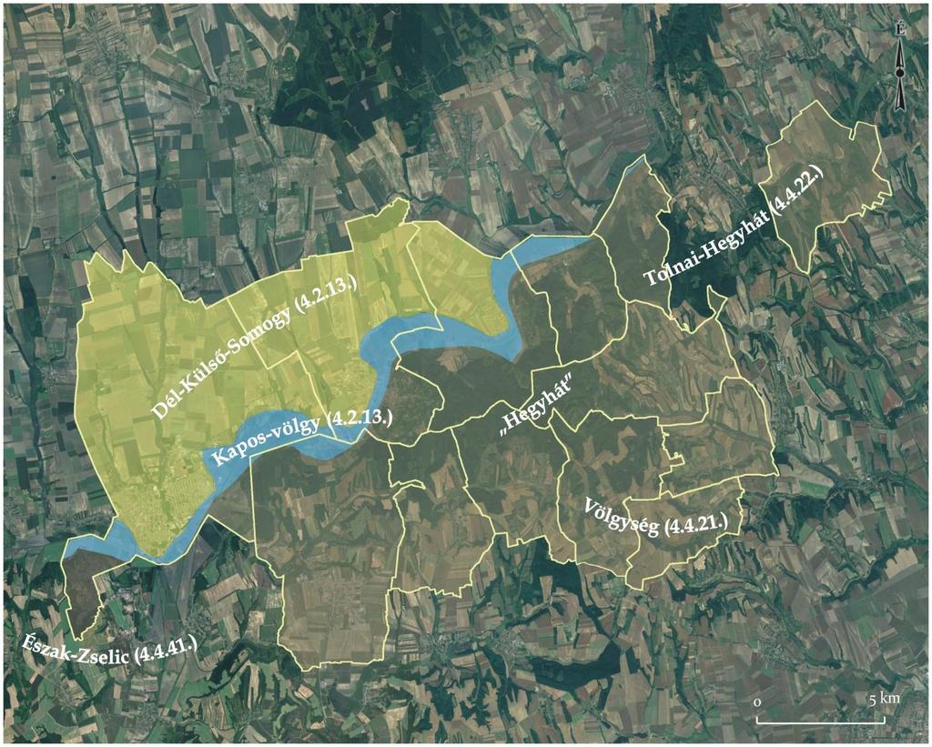 A natúrpark területe közép- és kistáji szinten átmenetet képez a hivatalos tájbeosztás elnevezéseivel élve Külső-Somogy, a Tolnai-Hegyhát és a Völgység között.