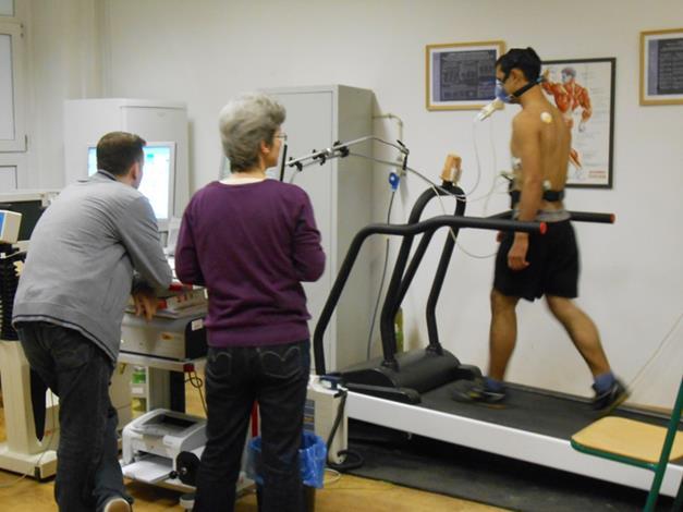 3. ábra Futószalagos terheléses vizsgálat a Pécsi Tudományegyetem Sportélettani Oktató-kutató Laboratóriumban A NHANES protokoll alapján a kiválasztott terheléses protokoll akkor megfelelő, ha a