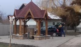 Jelentős részben mesterséges vízfolyás a település nyugati határán húzódó Jegyzői csatorna és és a csurgalékvizeket gyüjtő csatornák a töltések mentén.