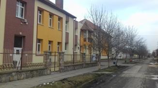 A Bercsényi Miklós utca és az Egység torkolatánál kellemes, közhasználatú pihenőhelyet alakítottak ki a várakozók számára a felújított családsegítő szolgálat épülete mellett. 27.