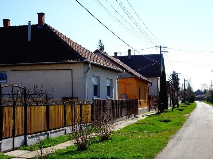 58. kép: Oldalhatáron álló beépítés, jellemzően előkert nélküli épület elhelyezéssel 59.