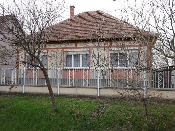 földszint + tetőtér beépítés, néhol a földszint + 1 emeletes családiház.