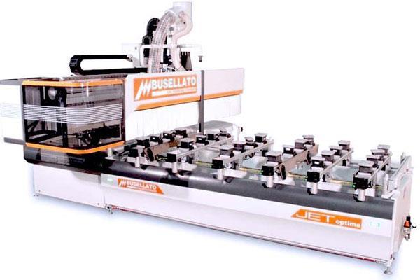 4.16. ábra: CNC Faipari felsőmarógép 46 A gép mellé kartávolságra helyezett alkatrészeket egyesével az előre elkészített másolómintára vagy asztalra, vákuum segítségével kell rögzíteni.