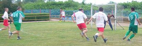 Újra egy csapatban Vasutasok Szakszervezete Területi Képviselet Záhony Futballmeccsek gyakori epizódja, hogy egy kimagasló képességű játékos végigcselezi a pályát, és gólt szerez csapatának.