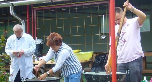 Séfünk és kuktái számára egyre melegebb lett a helyzet a bográcsok környékén, néha már feltűnt egy-két kóbor éhező is.