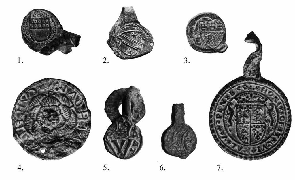13 15 14 16 13. kép: Pápa, Fő tér. Válogatás az ásatáson előkerült textilplombákból: 1. Ulm (15. század); 2. Kaufbeuren (16. század); 3. Köln (15-16. század); 4. Anglia (16.