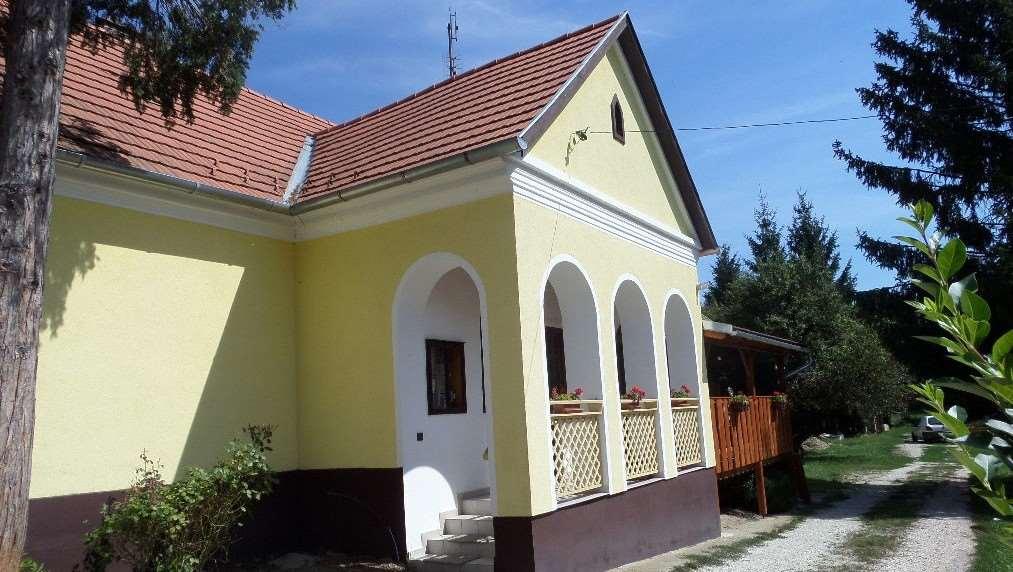 Udvari bejárat